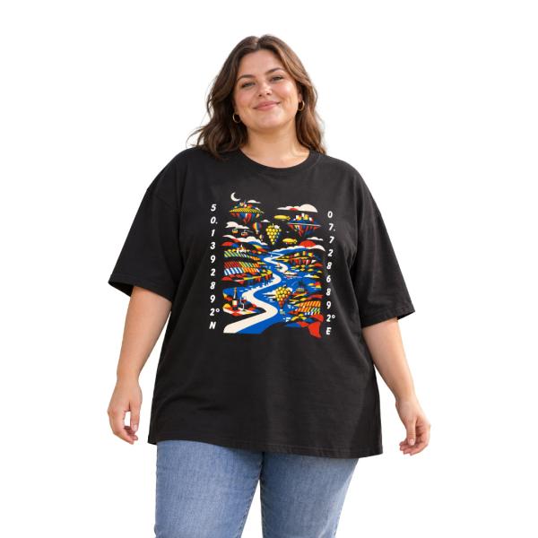 Curvy Model mit schwarzes leichtes T-Shirt Designfabrikanten Artwork Mittelrhein